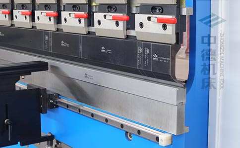 ZDPK-6325标配高精度模具快夹，换模速率快5倍，加高型模托是门业制作专业设置装备摆设.jpg