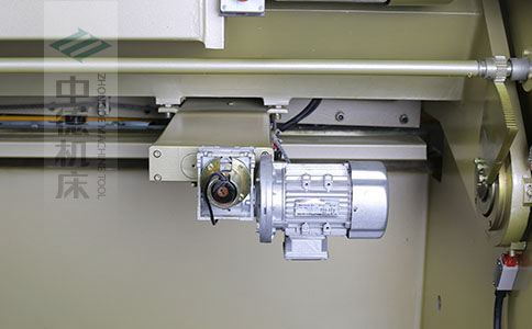 ZDS-1032剪板机后档料布局，平行度高，并接纳国际一流品牌轴承，耐磨抗压寿命长.jpg